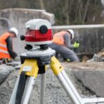 Geodeta i geolog – dlaczego ich praca jest niezbędna w budownictwie i inwestycjach?